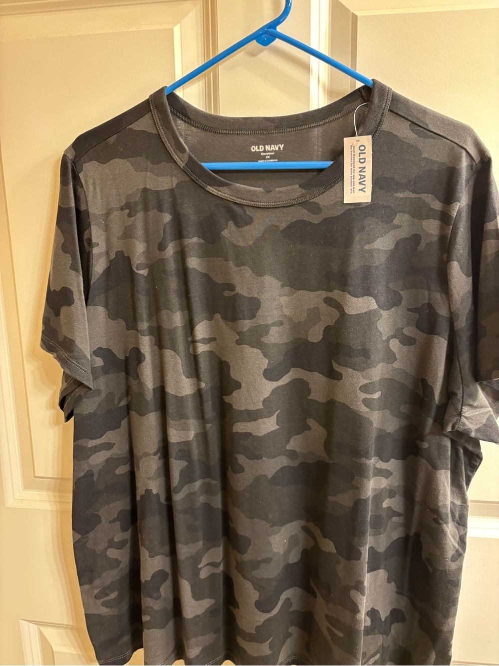 Old Navy Women’s Black and Gray Camo Short Sleeve Tee